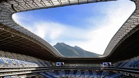 西班牙对荷兰再战巅峰，复刻世界杯经典对决，重温传奇比赛用球